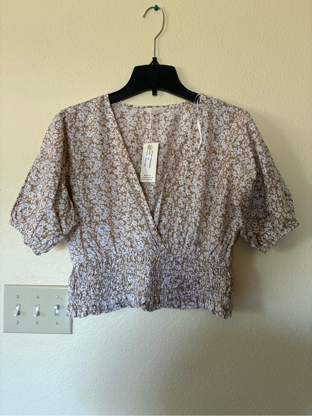 Floral V-Neck Smocked Waist Crop Top - Beige & White